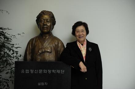 김정옥 김희경유럽정신문화장학재단 이사장, 김정옥장학금 3천만 원 후원